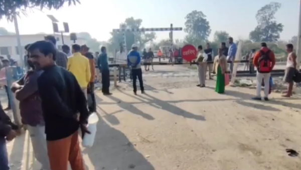 नहर में जा गिरा लोडर नहर में जा गिरा लोडर