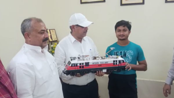 डीआरएम राजेश कुमार पांडेय को दी भेंट