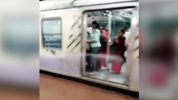 ट्रेन के गेट से लेकर खिड़की तक पानी की बौछार