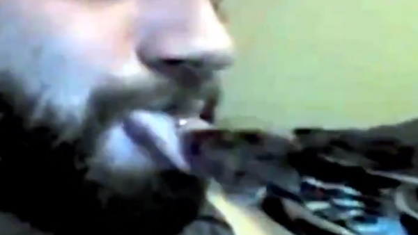 कछुए को बार बार अपनी जीभ के पास ले जाता है कछुए को बार बार अपनी जीभ के पास ले जाता है