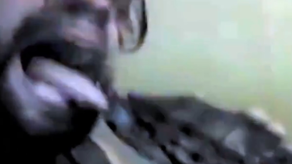 शख्स की जुबान को दांत से खींचकर कर देता है ये हाल शख्स की जुबान को दांत से खींचकर कर देता है ये हाल