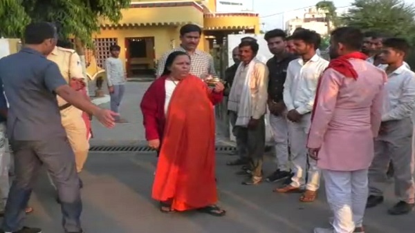 गाय बोझ न बने, बाबा रामदेव ने उपाय बताए हैं गाय बोझ न बने, बाबा रामदेव ने उपाय बताए हैं