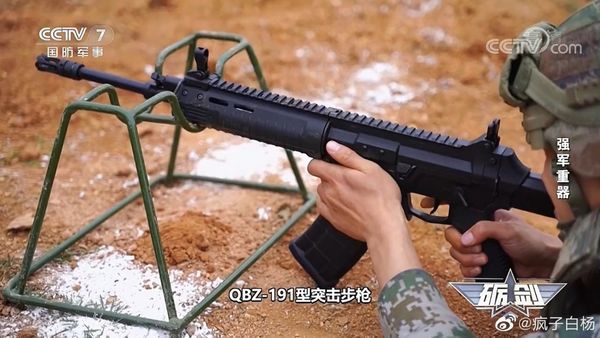 दोनों हथियारों का फीड सिस्टम