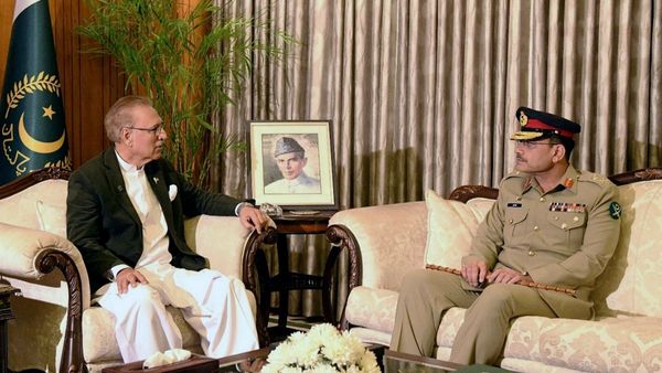 मुनीर को हाफिज-ए-कुरान की उपाधि