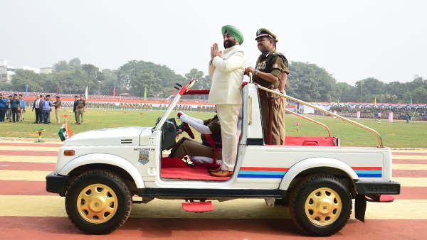 राज्यपाल ने रैतिक परेड का निरीक्षण कर सलामी ली राज्यपाल ने रैतिक परेड का निरीक्षण कर सलामी ली