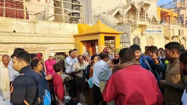 बचाने के लिए चिल्लाने लगे नाव सवार 
