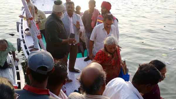 डूबने लगी नाव तो नाविक हो गया फरार 