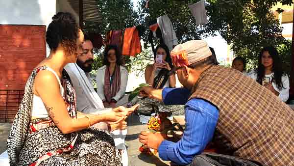 पंडित ने पढ़े मंत्र मित्र ने किया ट्रांसलेट