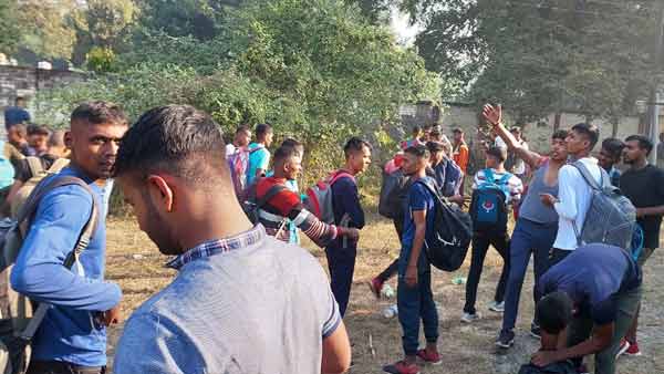 बाहरी लोगों के प्रवेश पर लगी रोक बाहरी लोगों के प्रवेश पर लगी रोक