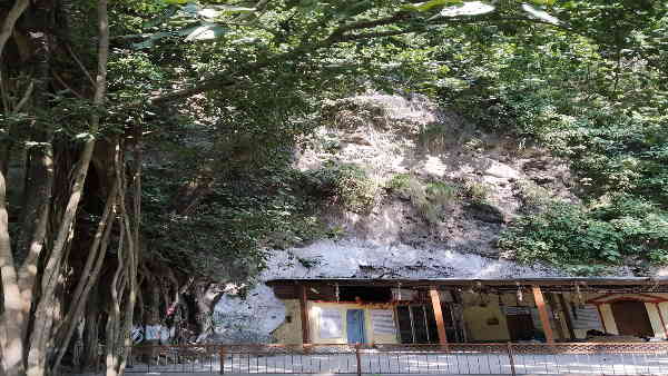 ऋषिकेश से 16 किमी की दूरी पर गंगा नदी के तट पर