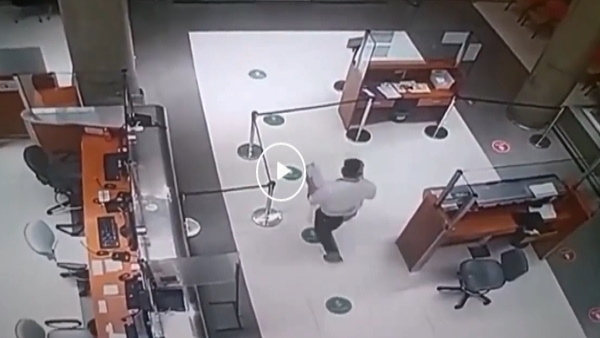 गार्ड ने बुजुर्ग महिला की अस्पताल में आने की एंट्री की