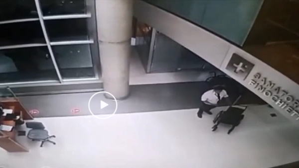 मरीज' को व्हीलचेयर देता भी नजर आ रहा है