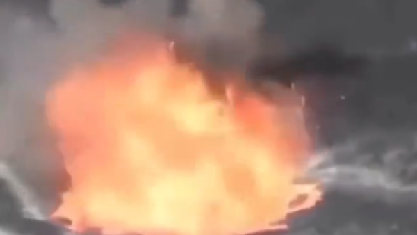 ज्वालामुखी के लावा पर गिरते ही नजर आया ये खौफनाक मंजर ज्वालामुखी के लावा पर गिरते ही नजर आया ये खौफनाक मंजर