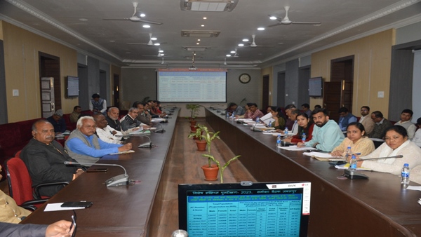 कमिश्नर ने ली स्टेडिंग कमेटी की बैठक कमिश्नर ने ली स्टेडिंग कमेटी की बैठक