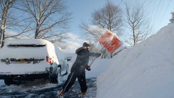 भारी बर्फबारी और बर्फीले तूफान से हाल बेहाल