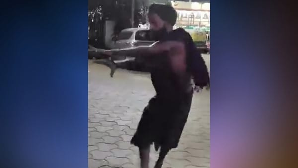 रेलवे स्टेशन के बाहर किया डांस