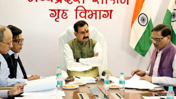 'एक देश और एक ड्रेस' पर गृह मंत्री ने की चर्चा 'एक देश और एक ड्रेस' पर गृह मंत्री ने की चर्चा