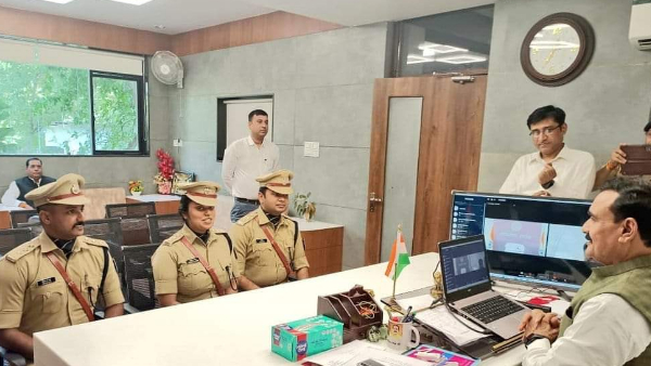 गृह मंत्री नरोत्तम मिश्रा से मिले प्रशिक्षु आईपीएस गृह मंत्री नरोत्तम मिश्रा से मिले प्रशिक्षु आईपीएस