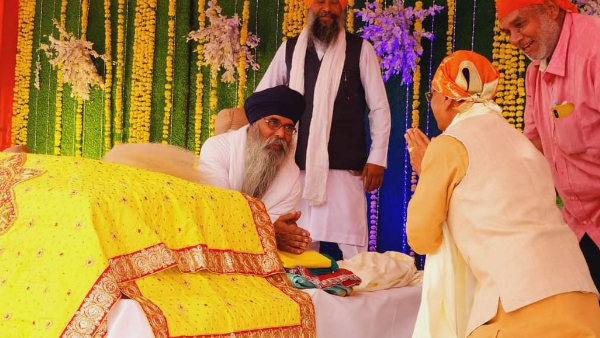 शहर के गुरुद्वारों को रंग बिरंगी लाइटों से सजाया गया शहर के गुरुद्वारों को रंग बिरंगी लाइटों से सजाया गया