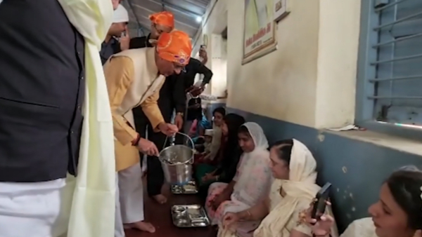 सीएम ने गुरुद्वारे में श्रद्धालुओं को प्रसादी का वितरण भी किया सीएम ने गुरुद्वारे में श्रद्धालुओं को प्रसादी का वितरण भी किया