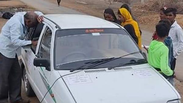 हर घंटे में रिपोर्ट मांगी जा रही है