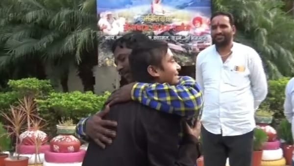 इस तरह युवक पहुंचा आश्रम