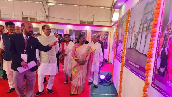 राष्ट्रपति ने जनजातीय संग्रहालय की विभिन्न वीथिकाओं का अवलोकन किया