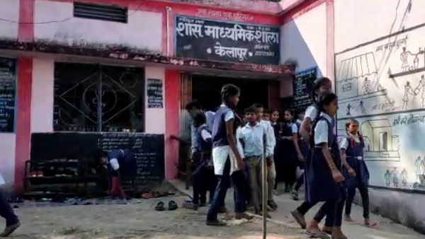 गाने के साथ पहाड़े को रिपीट करते हैं बच्चे गाने के साथ पहाड़े को रिपीट करते हैं बच्चे