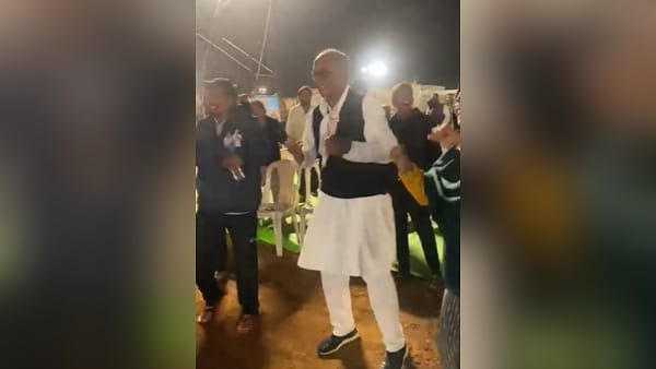 सियासत में सुर्खियां बटोर रहा डांस 