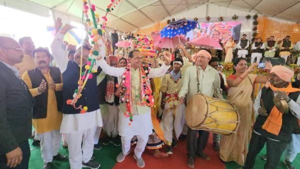 सीएम शिवराज ने वन मंत्री विजय शाह के साथ किया डांस