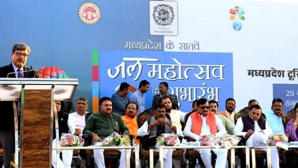 मॉं नर्मदा के चित्र पर माल्यार्पण किया गया