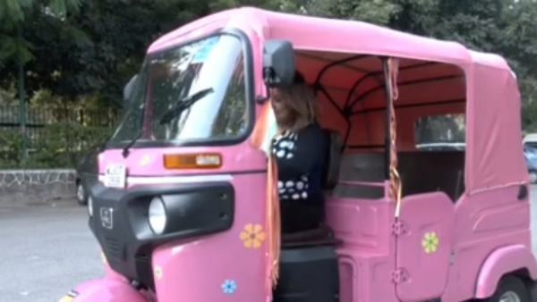 फूलों से अपने गुलाबी ऑटोरिक्शा को सजाया