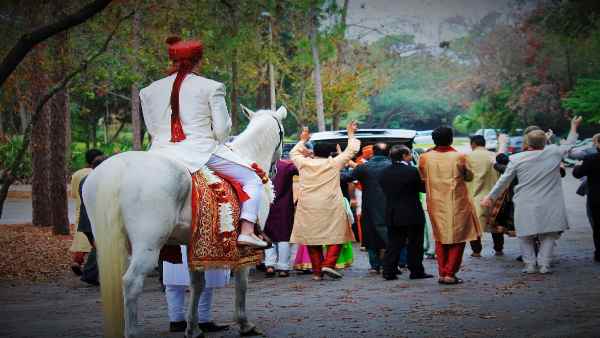 घोड़ी पर सवार होकर मंदिर गई श्‍वेता 