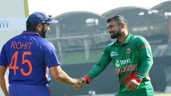 दोनों कप्तानों ने किया वनडे ट्रॉफी का अनावरण दोनों कप्तानों ने किया वनडे ट्रॉफी का अनावरण