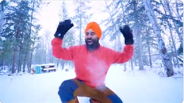 भांगड़ा कर रहा शख्स