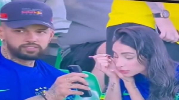 पत्नी लगा रही मेकअप