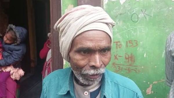 'घर के बाहर चोरों ने छोड़ा सामान'