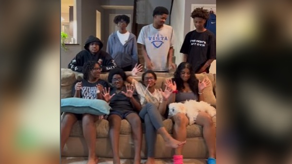 सबसे बड़ा बच्चा 21 और सबसे छोटा 10 साल का सबसे बड़ा बच्चा 21 और सबसे छोटा 10 साल का