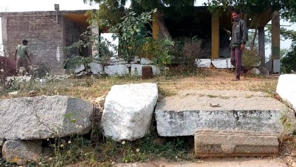 मंदिर जाने के लिए बनाए दो रास्ते मंदिर जाने के लिए बनाए दो रास्ते