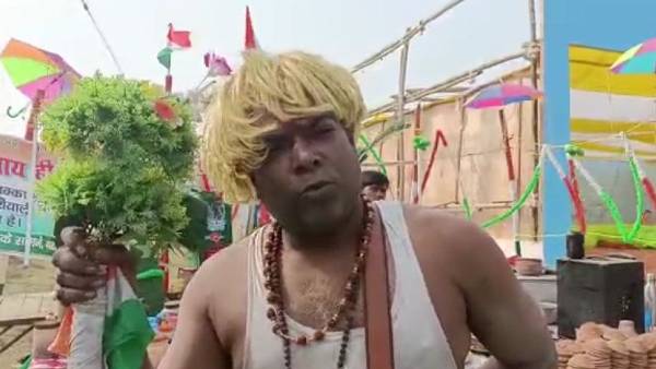 ‘पगला बाबा’ से आकर्षित हो रहे हैं लोग