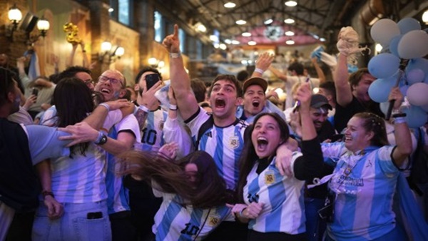 जीत के बाद फैंस में जश्न का माहौल