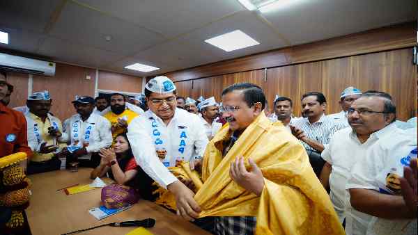 पीएम मोदी की लोकप्रियता से टक्कर नहीं लेगी AAP ?