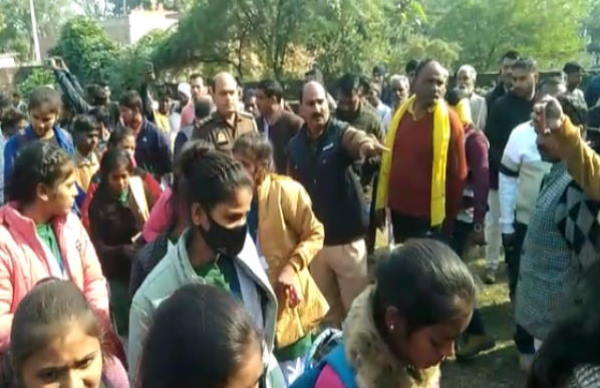 स्कूली बच्चों से भरी टूरिस्ट बस पलटी, 2 बच्चों की मौके पर मौत