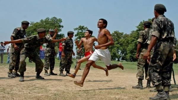 झाँसा देकर 3-3 लाख रूपये ठगने का आरोप