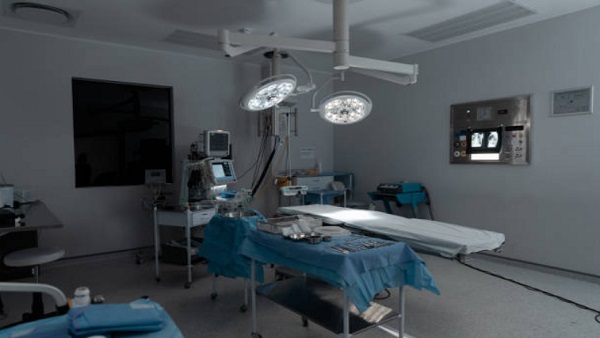 ऑपरेशन थियेटर के अंदर अलमारी से आ रही थी बदबू 