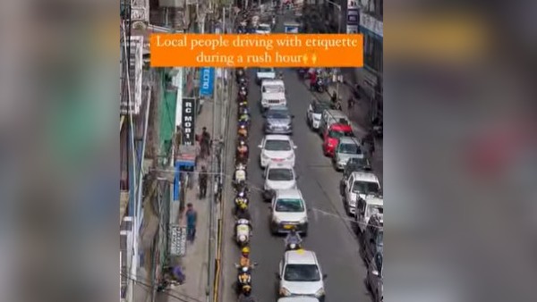 अपनी-अपनी लेन में चल रहे वाहन अपनी-अपनी लेन में चल रहे वाहन