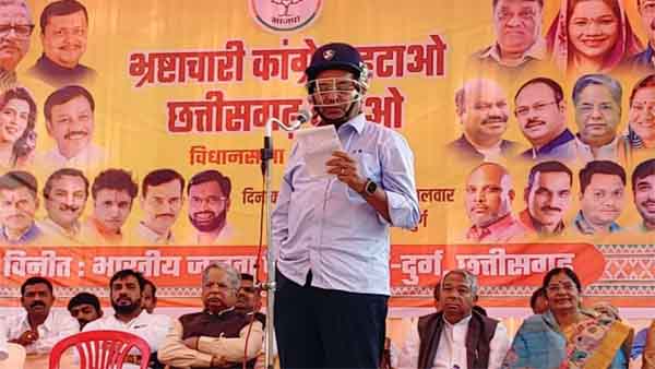 हेलमेट लगाकर पहुंचे थे पूर्व मंत्री चन्द्राकर हेलमेट लगाकर पहुंचे थे पूर्व मंत्री चन्द्राकर