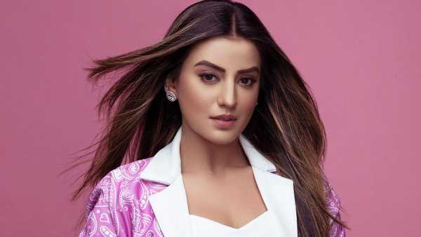 अक्षरा सिंह को नहीं मिला चप्पल पहनने तक भी मौका