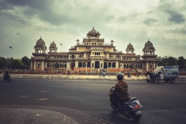  अल्बर्ट हॉल का निर्माण किसने और कब करवाया?