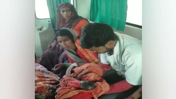 एम्बुलेंस में महिला ने दिया बच्चे को जन्म